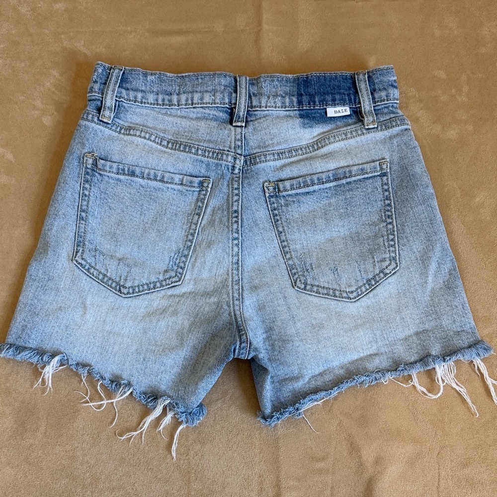 Daze  Tough Love Denim Frayed Hem Distressed Light Wash Women’s  Shorts Size 24 - Picture 10 of 11